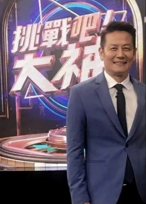 我继姐的闺蜜想在家庭度假时做爱 - 碧娜夫人